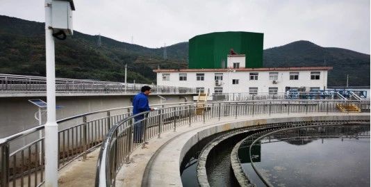 ������ˮ��һ��Ա��ĬĬ���� ȫ������˫��ʱ�����������徲�ȹ�����