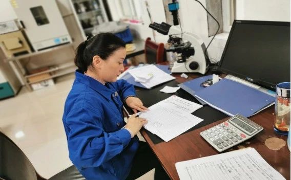 ������ˮ��һ��Ա��ĬĬ���� ȫ������˫��ʱ�����������徲�ȹ�����