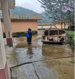 ������ˮ��һ��Ա��ĬĬ���� ȫ������˫��ʱ�����������徲�ȹ�����