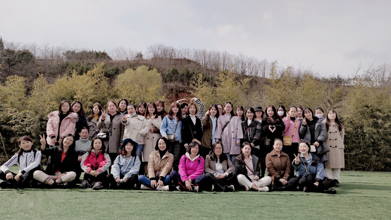 �׽���Ȼ Я������ | ˮ���ι�˾��չ�����ˡ���Ů���ͻ�̤��