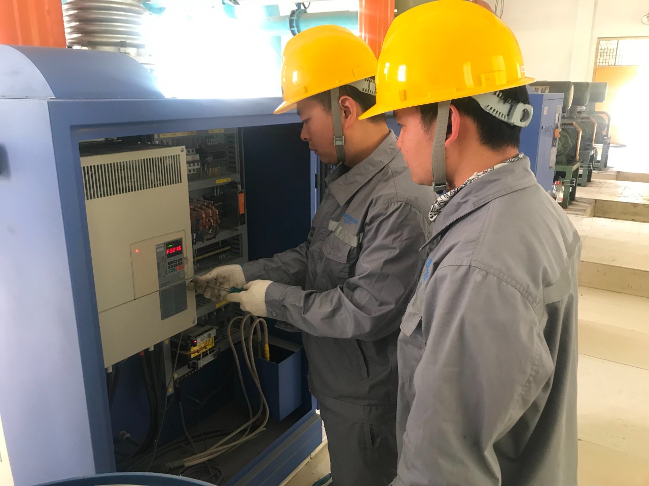 �徲�����£��򰲹�˾�����ж��������徲��������