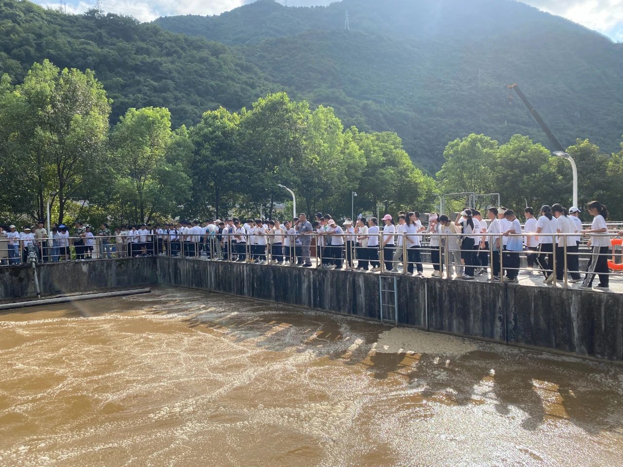 Ë®ÇéÐι«Ë¾Õò°²ÎÛË®´¦Öóͷ£³§ÓëÕò°²ÏصڶþÖÐѧ¾ÙÐл·±£ÉèÊ©¹«ÖÚ¿ª·ÅÈջôß¡°ÂÌÉ«ÎÄÃ÷½ÌÓý»ùµØ¡±ÊÚÅÆÒÇʽ Ë®ÇéÐι«Ë¾Õò°²ÎÛË®´¦Öóͷ£³§ÓëÕò°²ÏصڶþÖÐѧ¾ÙÐл·±£ÉèÊ©¹«ÖÚ¿ª·ÅÈջôß¡°ÂÌÉ«ÎÄÃ÷½ÌÓý»ùµØ¡±ÊÚÅÆÒÇʽ